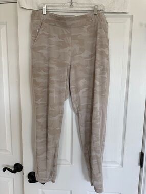 Athleta Textured Camo Jogger Pants Size 14 Neutral Beige Camouflage w/pockets